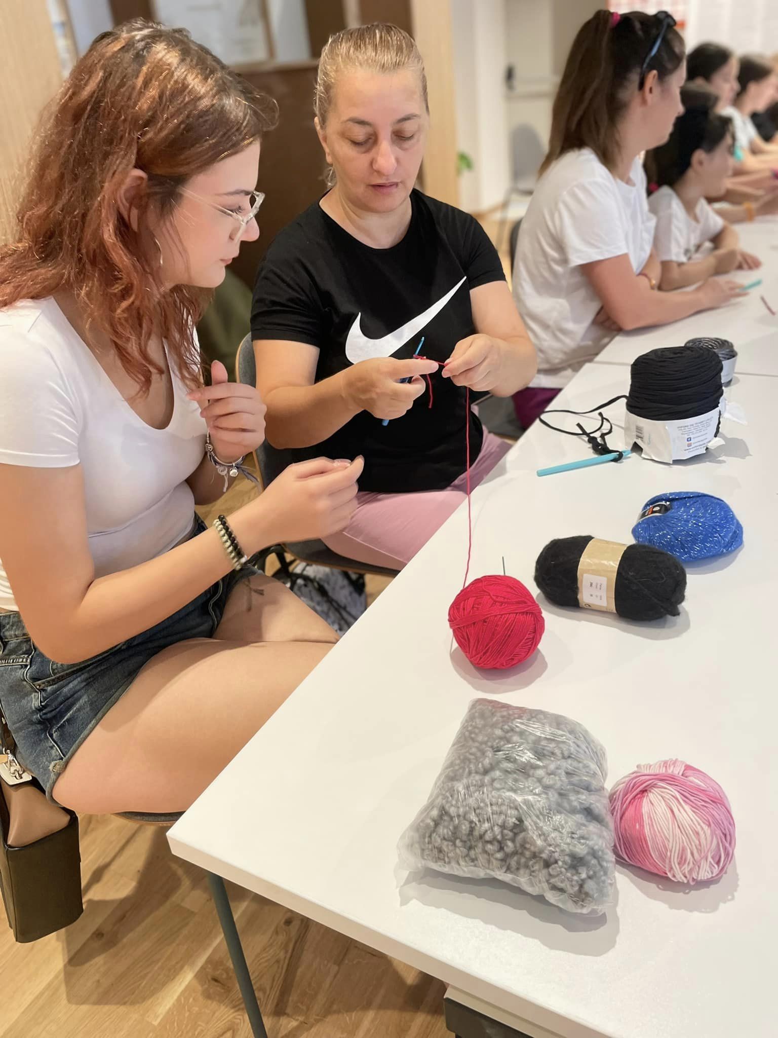 Заплетете Ја Вашата Креативност: Инспиративна Работилница во Europe House Велес за Основите на Хеклање и плетење 